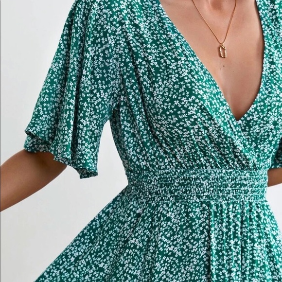 💋SOLD💋Women’s Green Floral Butterfly Sleeve Elastic Waist Dress Size Medium - Picture 2 of 6